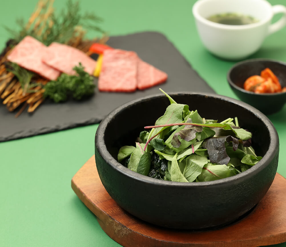 野菜たっぷり緑の石焼ビビンバ（正面）