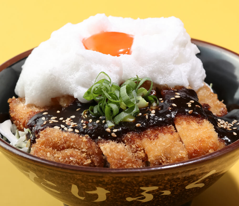 ふんわり月見みそカツ丼（引き）