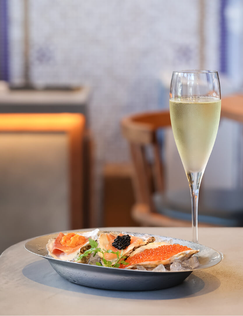 トッピングの豊かな味わいが瑞々しい牡蠣を彩る三種のカクテルオイスター（正面）