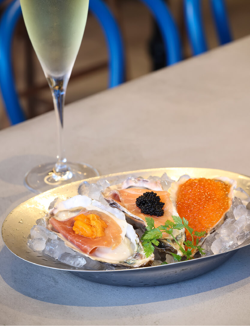 トッピングの豊かな味わいが瑞々しい牡蠣を彩る三種のカクテルオイスター（横）
