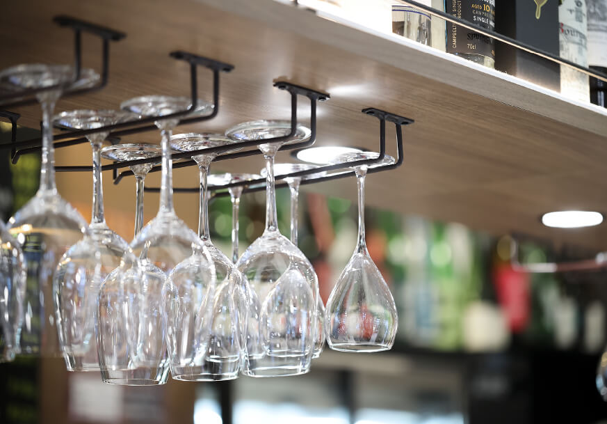 酒style-AzumaZuru（店内装飾_ワイングラス）