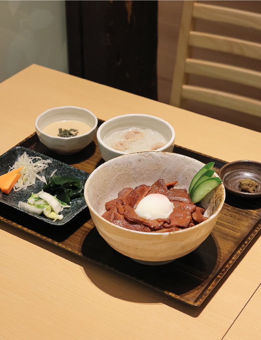 うす切り味噌牛たん丼と春雨テールスープ[引き]