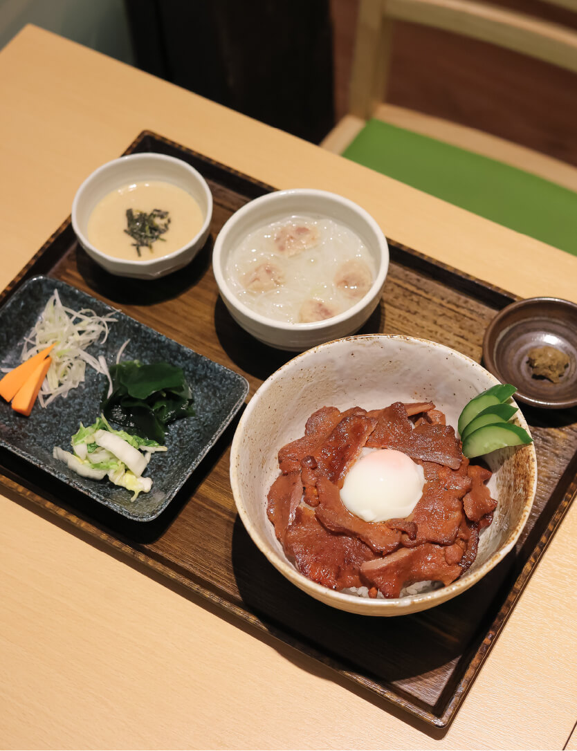 うす切り味噌牛たん丼と春雨テールスープ[正面]