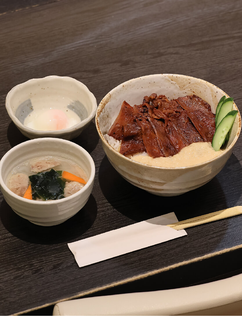 うす切り味噌牛たん丼と春雨テールスープ[寄り]