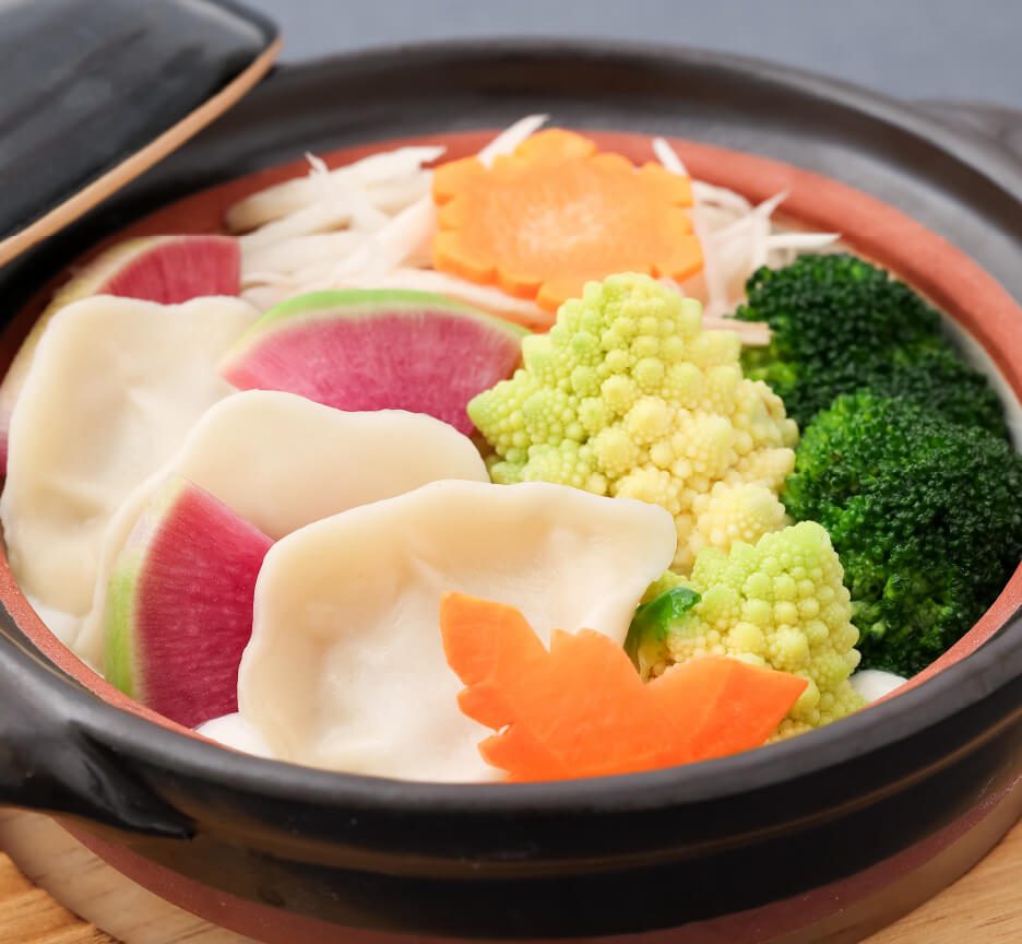 季節野菜と水餃子の豆乳仕立て