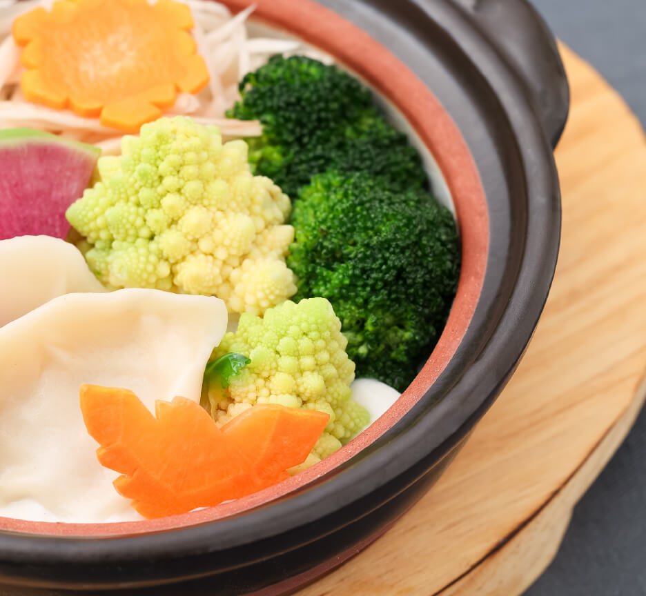 季節野菜と水餃子の豆乳仕立て