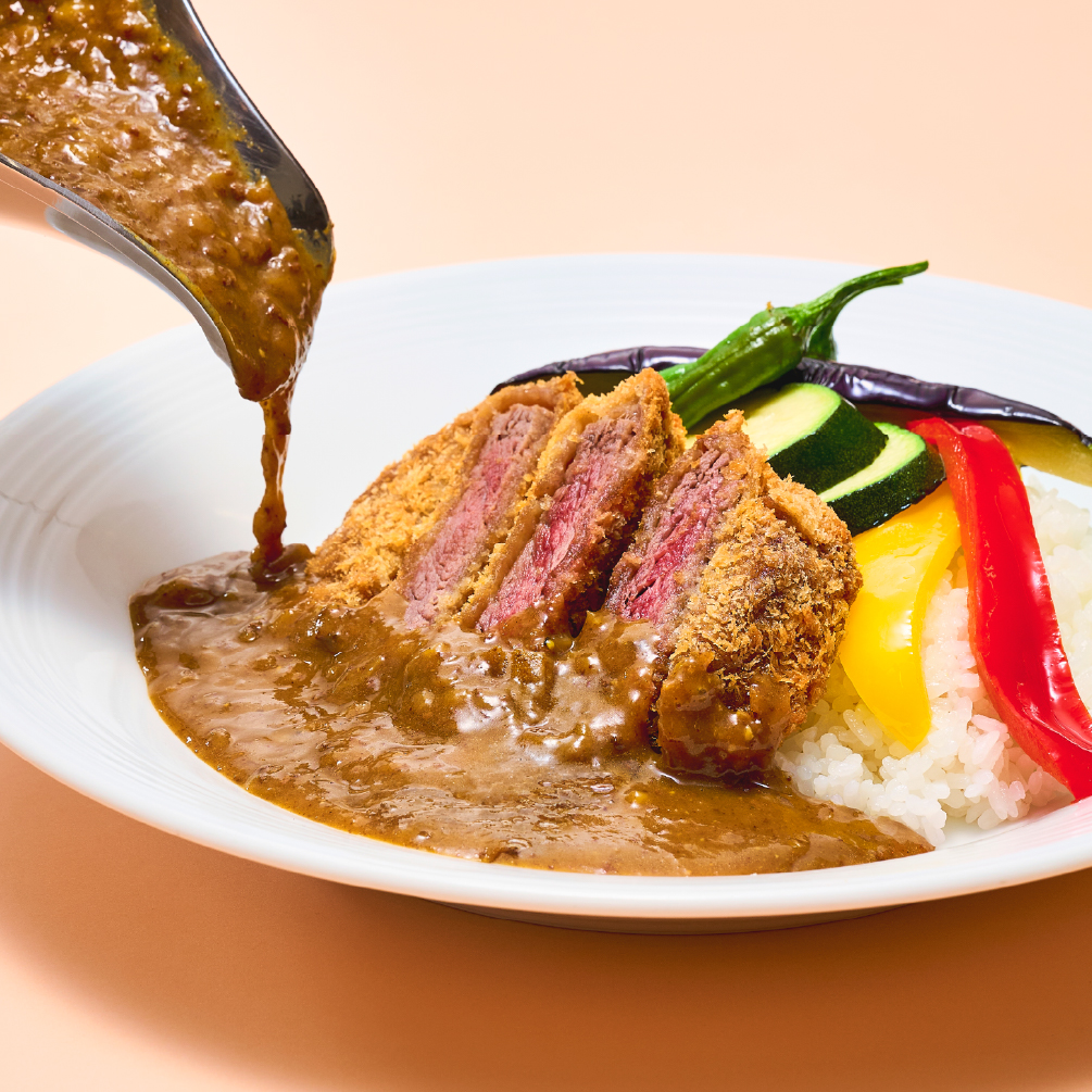 牛フィレ肉のビーフカツレツと 彩り夏野菜カレー[寄り]